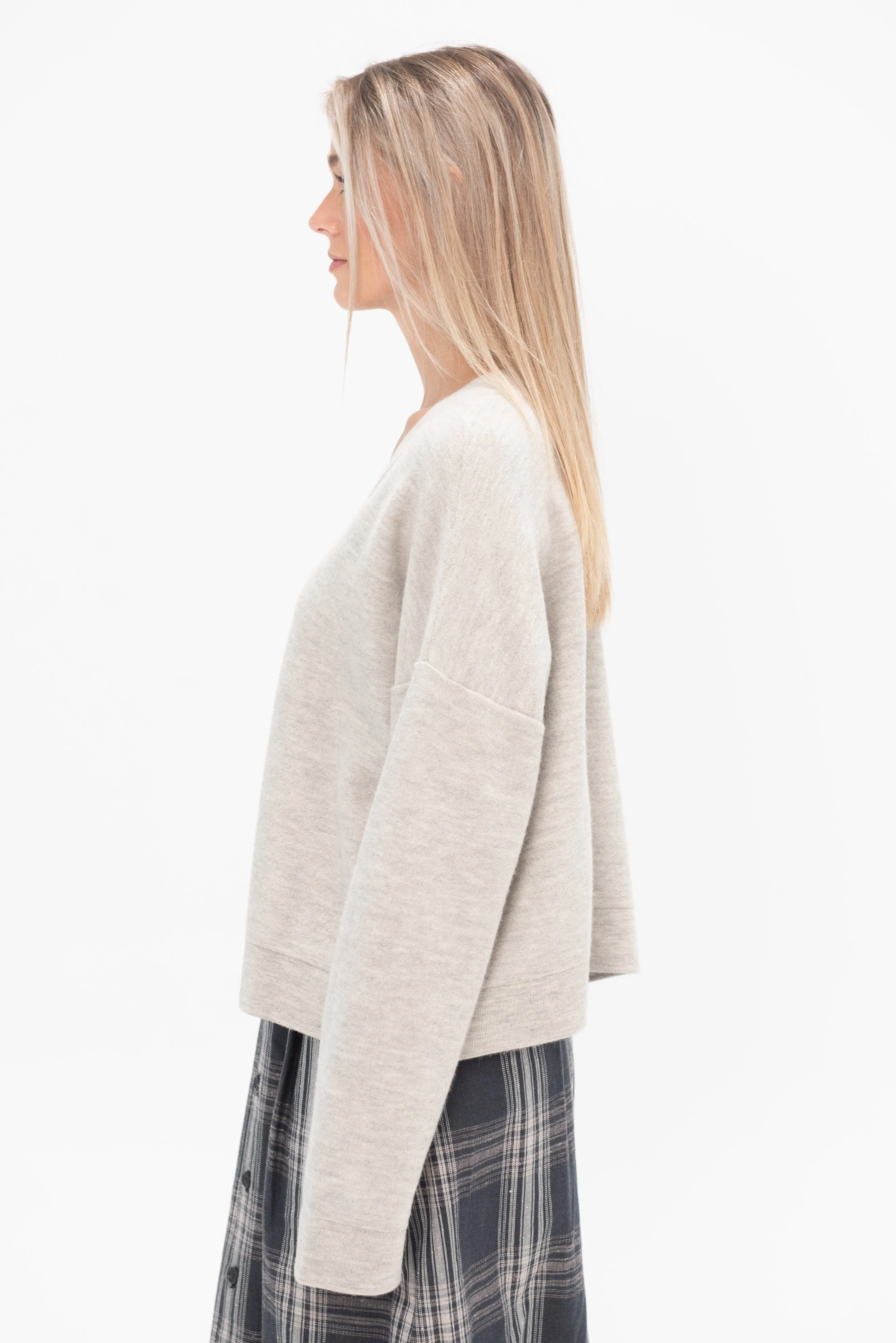 Wide V-neck, Carrara