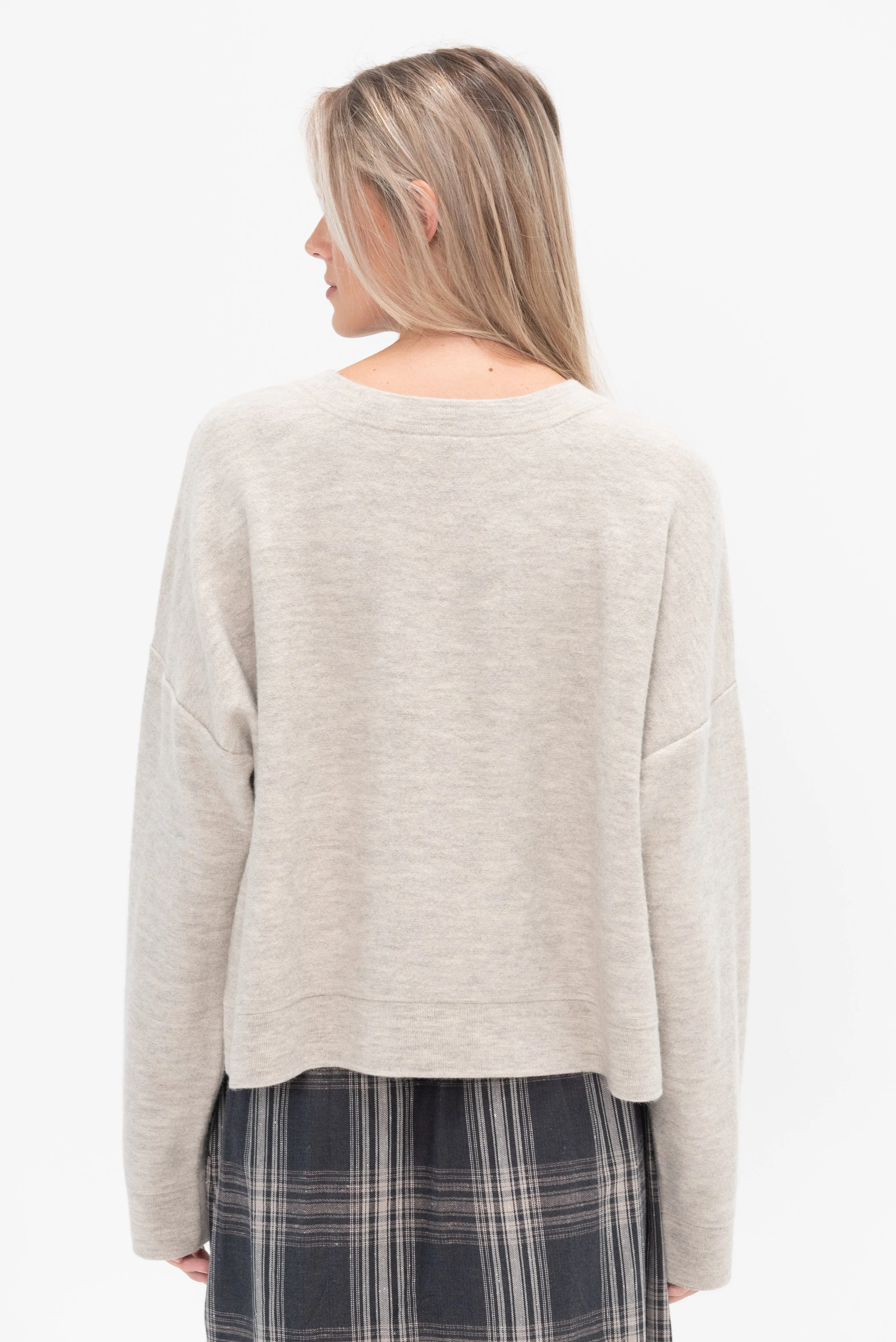 Wide V-neck, Carrara
